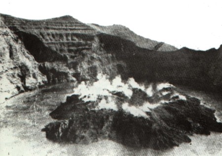 Kubah Lava Awu tampak pada tahun 1931 (photo oleh  Volcanological Survey Indonesia)